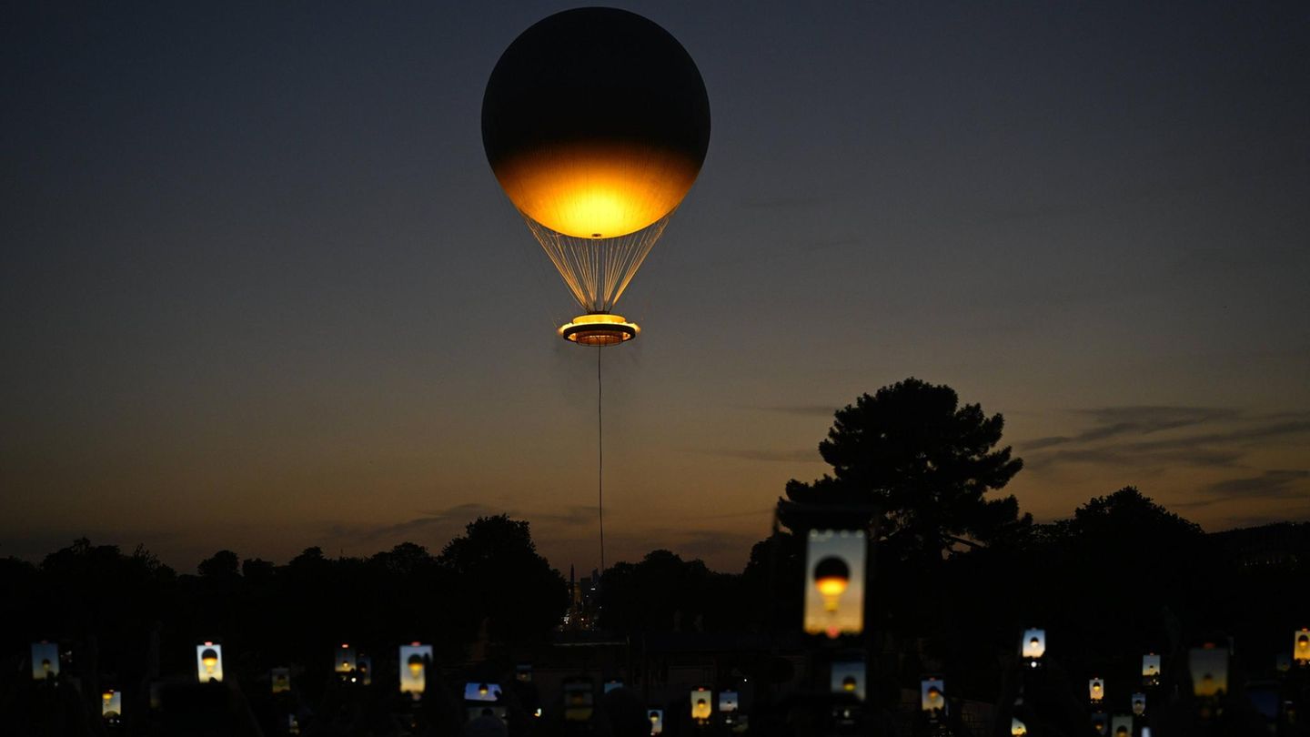Das olympische Feuer schwebt in einem Ballon über der Stadt und ist zur Touristenattraktion geworden