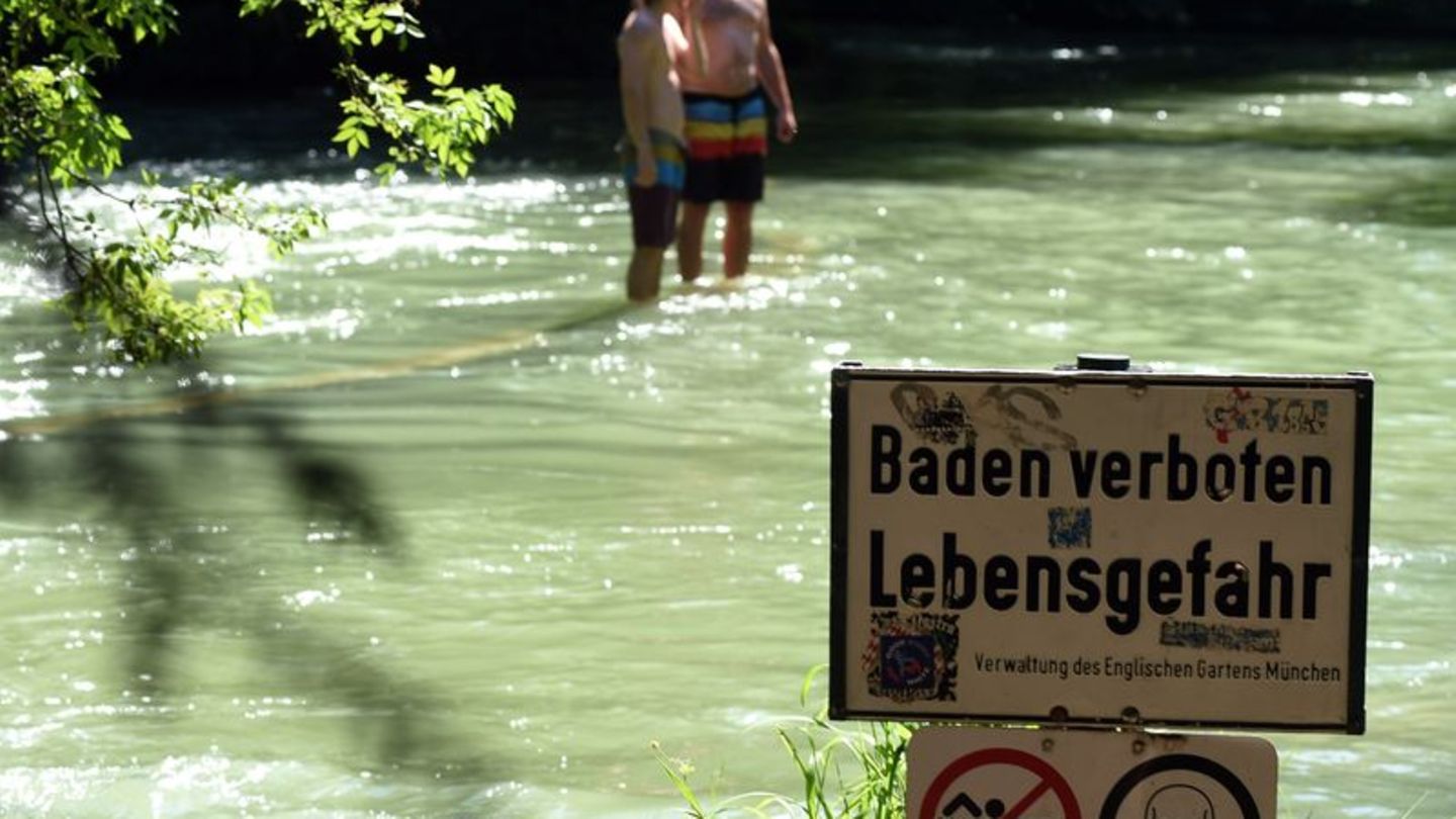 Strömung unterschätzt: Mann stürzt Wehr im Eisbach hinunter - schwer verletzt