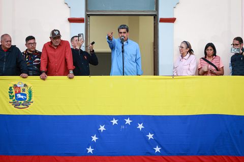 Maduro auf dem Balkon bei einer Rede in Venezuela