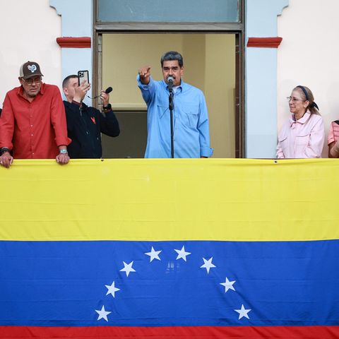 Maduro auf dem Balkon bei einer Rede in Venezuela