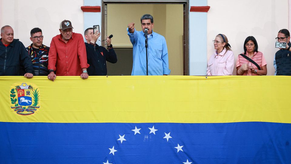 Maduro auf dem Balkon während einer Rede in Venezuela