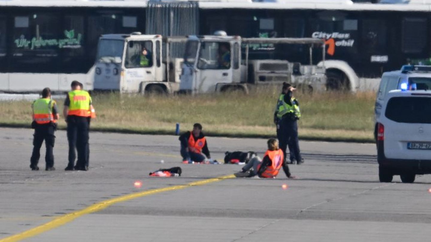 Störaktion: Nach Klebe-Aktion am Flughafen dauern Ermittlungen an