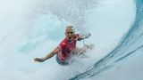 Von der Welle verschluckt: Surf-Star Tatiana Weston-Webb aus Brasilien stürzt in der Barrel während der ersten Runde im Surfen der Frauen.