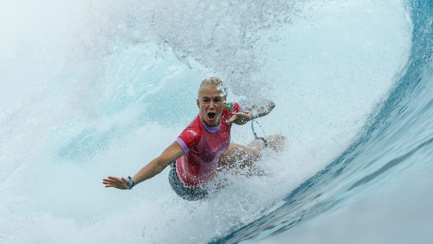 Von der Welle verschluckt: Surf-Star Tatiana Weston-Webb aus Brasilien stürzt in der Barrel während der ersten Runde im Surfen der Frauen.