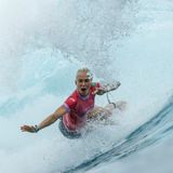 Von der Welle verschluckt: Surf-Star Tatiana Weston-Webb aus Brasilien stürzt in der Barrel während der ersten Runde im Surfen der Frauen.