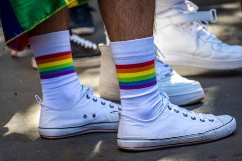 CSD 2024: Jemand trägt Socken mit Regenbogen-Aufdruck.
