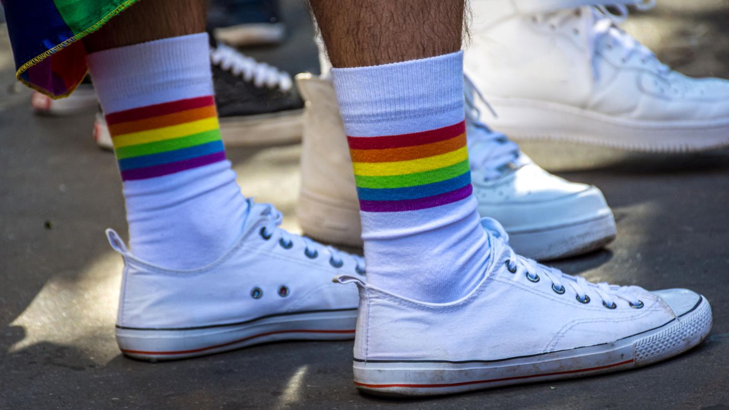 CSD 2024: Jemand trägt Socken mit Regenbogen-Aufdruck.
