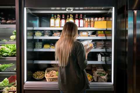 Eine Frau kauft Lebensmittel im Supermarkt, Orthorexie Symbolbild