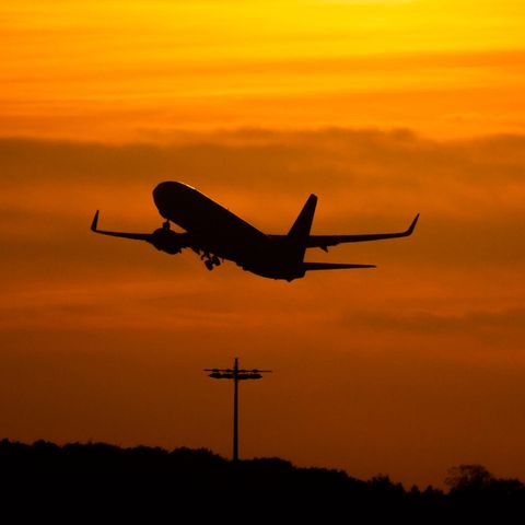 Klima: Ein Passagierflugzeug am Himmel