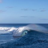 Der Surfer Lucca Mesinas aus Peru im Tunnel zwischen Weißwasser und Regenbogen.