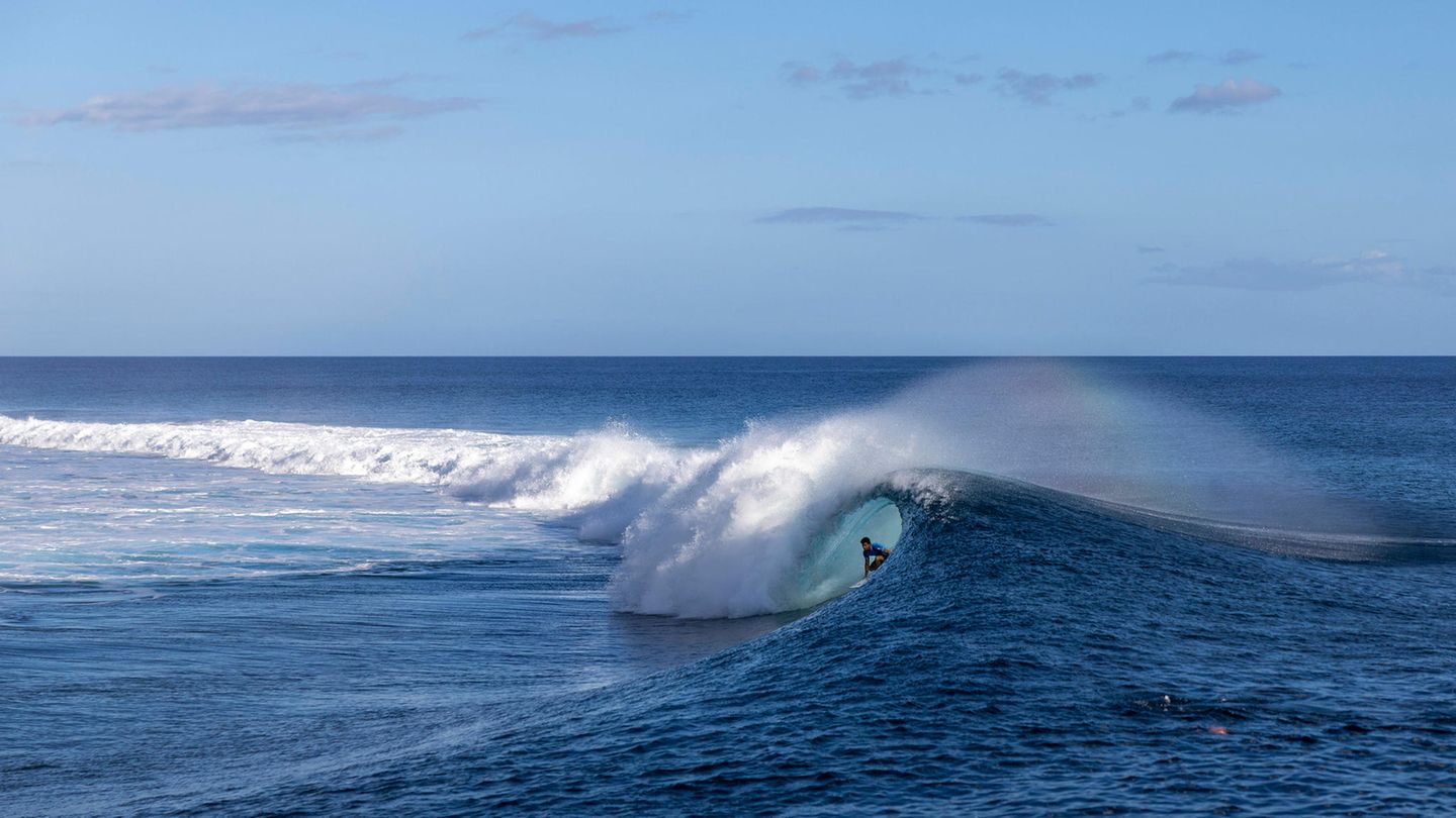 Der Surfer Lucca Mesinas aus Peru im Tunnel zwischen Weißwasser und Regenbogen.