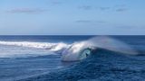 Der Surfer Lucca Mesinas aus Peru im Tunnel zwischen Weißwasser und Regenbogen.