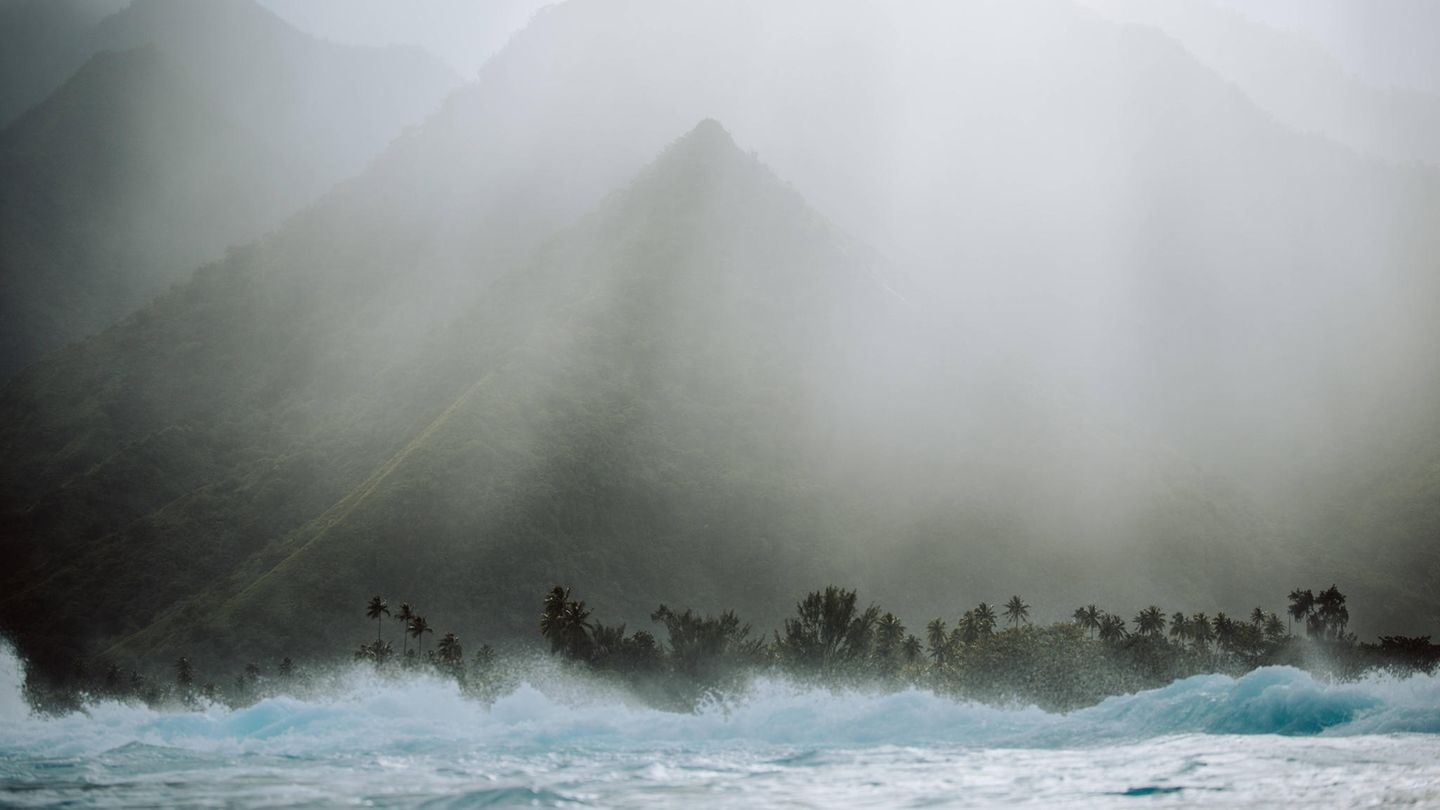 Blick auf die Berge hinter Teahupo'o.