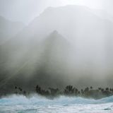 Blick auf die Berge hinter Teahupo'o.