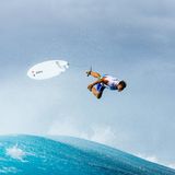 Erst surfen, dann fliegen. Der Franzose Kauli Vaast springt nach seinem Ritt von der Welle.