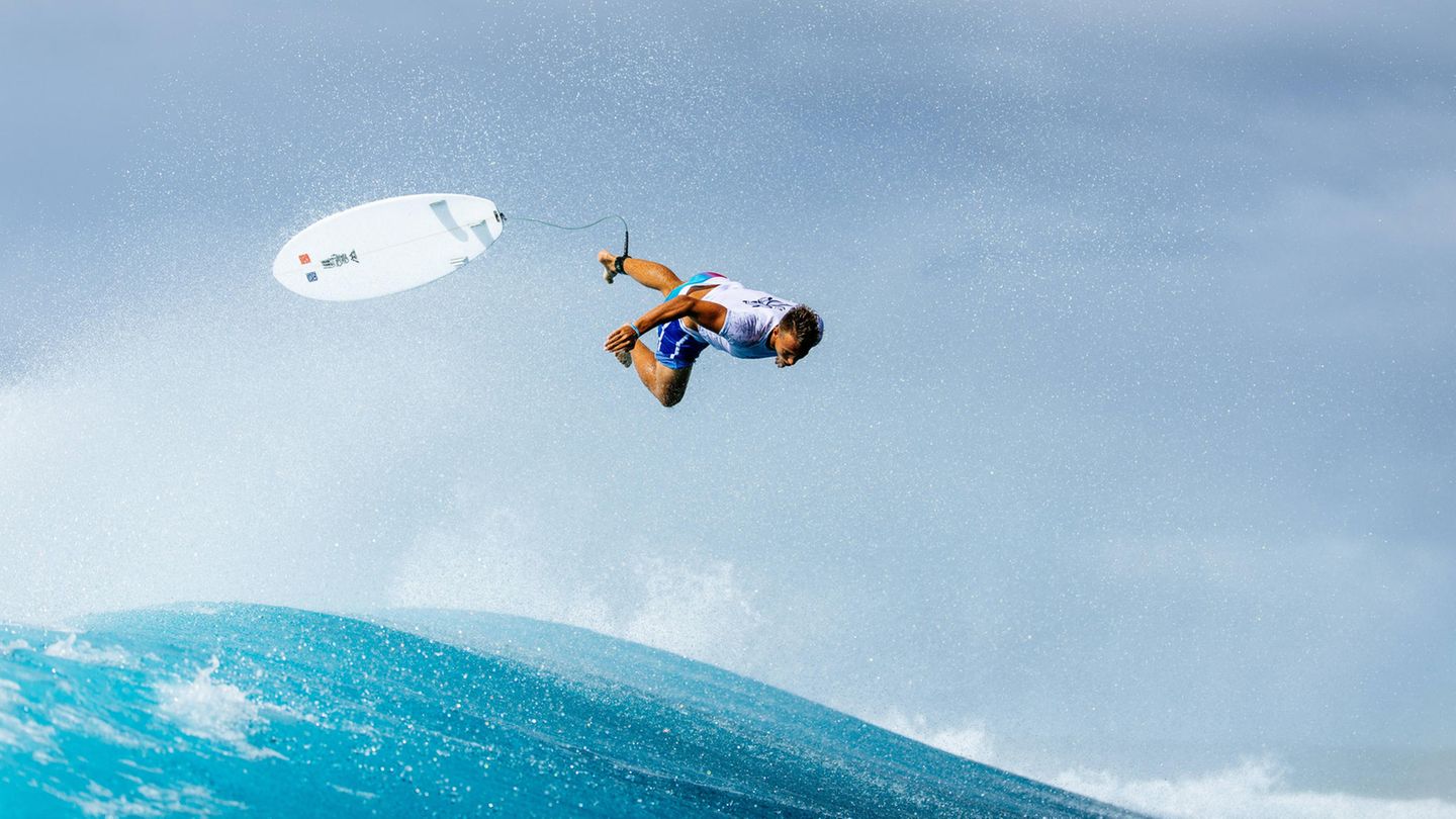 Erst surfen, dann fliegen. Der Franzose Kauli Vaast springt nach seinem Ritt von der Welle.