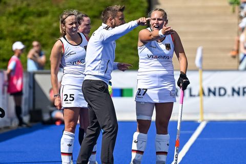 Cheftrainer der deutschen Hockeyfrauen, Valentin Altenburg (m.), debattiert mit Stine Kurz (r.)