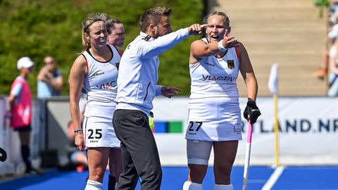 Cheftrainer der deutschen Hockeyfrauen, Valentin Altenburg (m.), debattiert mit Stine Kurz (r.)