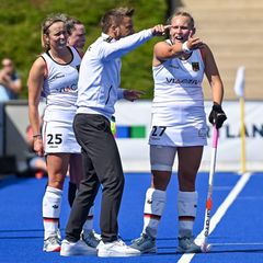 Cheftrainer der deutschen Hockeyfrauen, Valentin Altenburg (m.), debattiert mit Stine Kurz (r.)