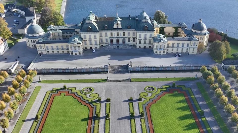 So viel sind die teuersten Schlösser der europäischen Adelsfamilien wert Basierend auf den ortsüblichen Quadratmeterpreisen können die Grundstückspreise der königlichen Anwesen berechnet werden. Welche europäische Königsfamilie, die teuersten Schlösser besitzt, sehen Sie im Video.
