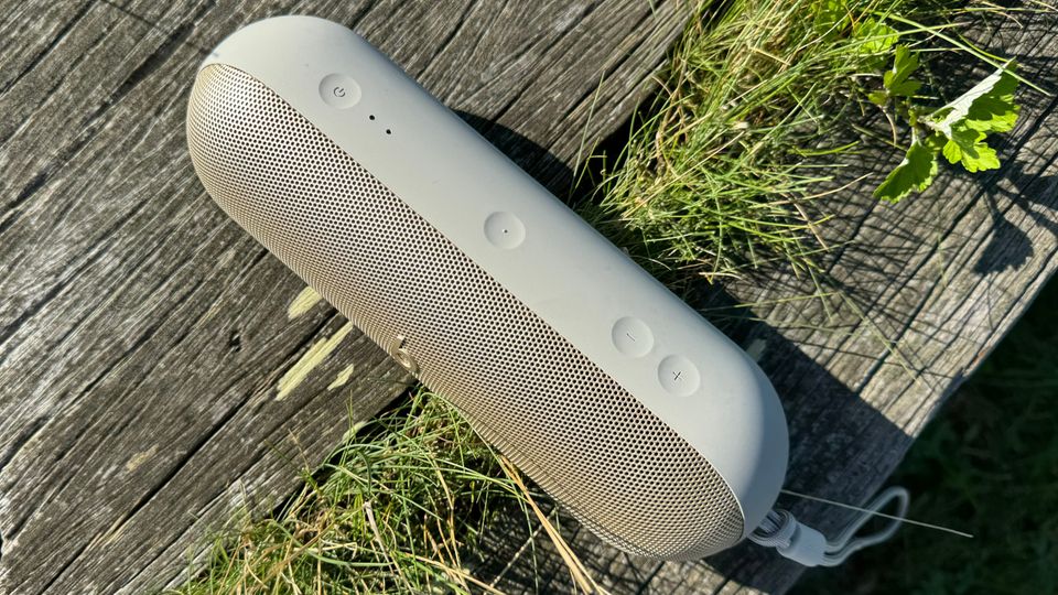 Die Beats Pill setzt auf eine einfache Bedienung: Der Einschaltknopf links, Lauter und Leiser auf der rechten Seite. In der Mitte die Play-Taste, über die man auch pausiert und mit einem Doppeltippen weiterskippen kann – das wars