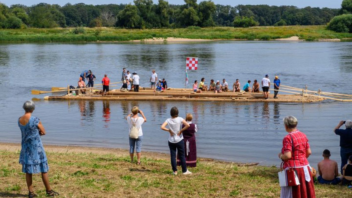 Traditionelles Handwerk: Junge Menschen bauen Flöße in Magdeburg - Fahrt über Elbe