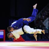 Matthias Casse (weiß) und Gegner Francois Gauthier Draupeau heben während ihres Kampfes in der Gewichtsklasse bis 81 kg