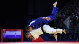 Matthias Casse (weiß) und Gegner Francois Gauthier Draupeau heben während ihres Kampfes in der Gewichtsklasse bis 81 kg