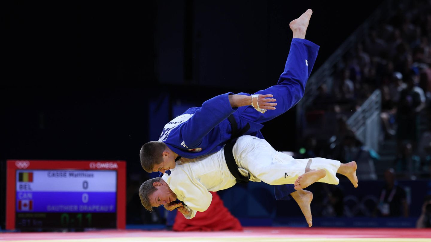 Matthias Casse (weiß) und Gegner Francois Gauthier Draupeau heben während ihres Kampfes in der Gewichtsklasse bis 81 kg