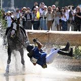Autsch. Ronald Zabala-Goetschel haut es beim Geländeritt in der Vielseitigkeitswettbewerb aus dem Sattel   