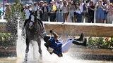 Autsch. Ronald Zabala-Goetschel haut es beim Geländeritt in der Vielseitigkeitswettbewerb aus dem Sattel   