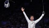 So sieht man aus, wenn man Gold mit dem Florett gewinnt: Ka Long Cheung aus Hong Kong verteidigt seinen Titel und streckt der Welt seine Zunge entgegen