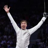 So sieht man aus, wenn man Gold mit dem Florett gewinnt: Ka Long Cheung aus Hong Kong verteidigt seinen Titel und streckt der Welt seine Zunge entgegen