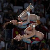 Das Turmspringen liefert immer wunderbare Bilder. Die synchron fliegenden Nixen sind die Chinesinnen Hongchan Quan und Yuxi Chen 