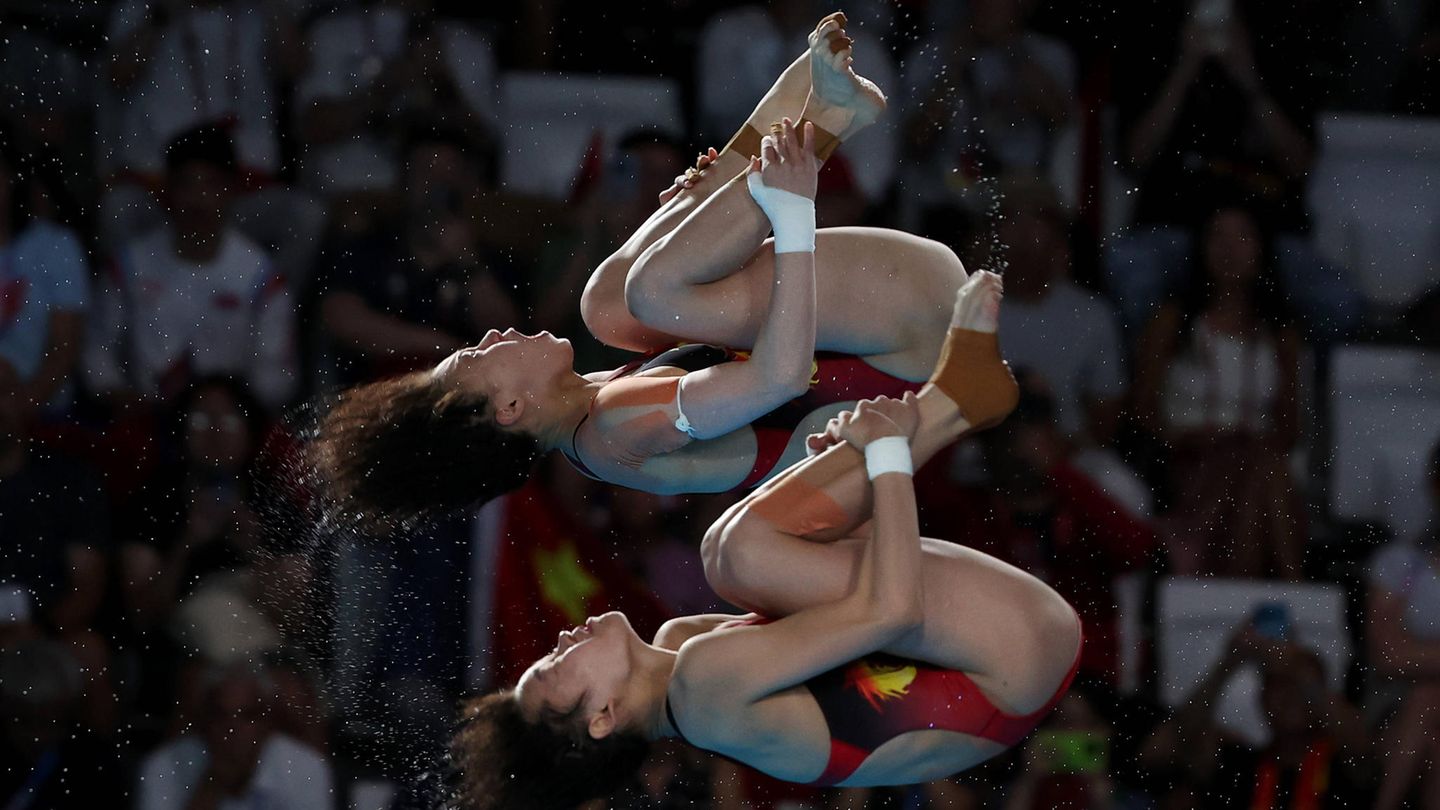 Das Turmspringen liefert immer wunderbare Bilder. Die synchron fliegenden Nixen sind die Chinesinnen Hongchan Quan und Yuxi Chen 