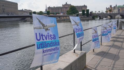 "Kriminelle Ausländer ohne Gerede ausweisen" steht auf schwedisch auf einem Plakat von der Partei Schwedendemokraten