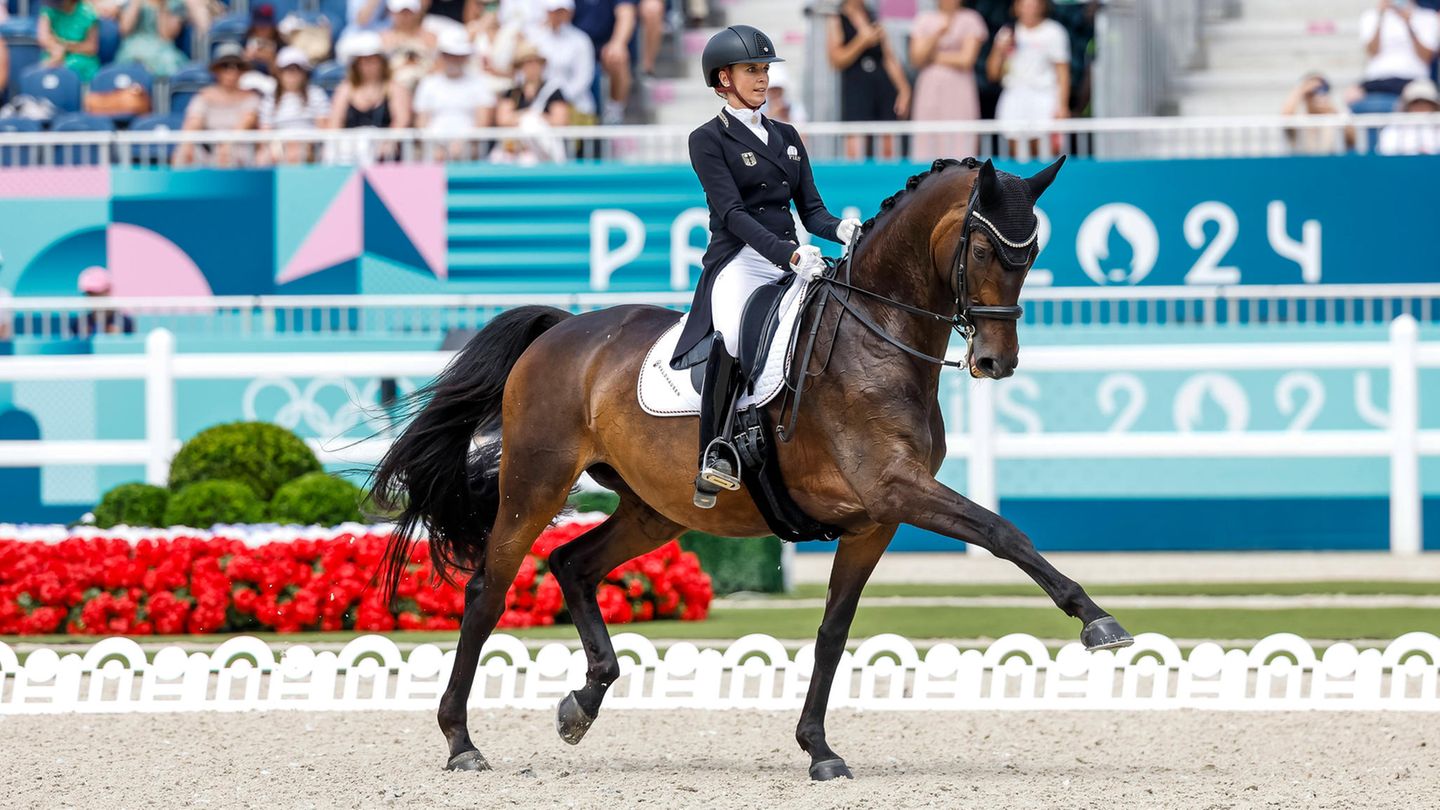 Die deutsche Dressurreiterin Jessica Bredow-Werndl lässt ihr Pferd Dalara elegant über den Parcours in Versailles schreiten