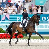 Die deutsche Dressurreiterin Jessica Bredow-Werndl lässt ihr Pferd Dalara elegant über den Parcours in Versailles schreiten