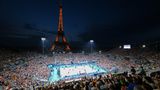 Der schönste Wettkampfort: das Beachvolleyball-Stadion unterm Eiffelturm bei Nacht