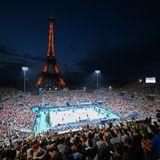 Der schönste Wettkampfort: das Beachvolleyball-Stadion unterm Eiffelturm bei Nacht