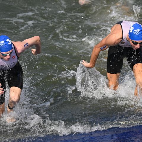 Zwei deutsche Triathleten verlassen die Seine