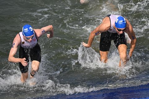 Zwei deutsche Triathleten verlassen die Seine