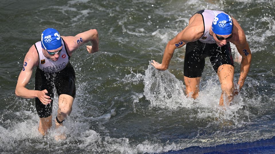 Zwei deutsche Triathleten verlassen die Seine