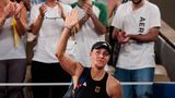 Nun ist nach einem phänomenalen Viertelfinale gegen die Chinesin Qinwen Zheng tatsächlich Schluss. Angefeuert von "Angie, Angie"-Rufen des Publikums wehrte sie drei Matchbälle in Serie ab, musste sich dann aber geschlagen geben. Die Niederlage bedeutet zwar, dass die einstige Nummer eins der Welt die Bühne ohne Medaille verlässt. Ein würdiger, tränenreicher Abschied ist der erfolgreichsten deutschen Tennisspielerin seit Steffi Graf dennoch geglückt.
