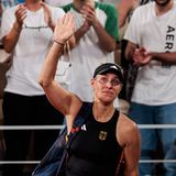 Nun ist nach einem phänomenalen Viertelfinale gegen die Chinesin Qinwen Zheng tatsächlich Schluss. Angefeuert von "Angie, Angie"-Rufen des Publikums wehrte sie drei Matchbälle in Serie ab, musste sich dann aber geschlagen geben. Die Niederlage bedeutet zwar, dass die einstige Nummer eins der Welt die Bühne ohne Medaille verlässt. Ein würdiger, tränenreicher Abschied ist der erfolgreichsten deutschen Tennisspielerin seit Steffi Graf dennoch geglückt.