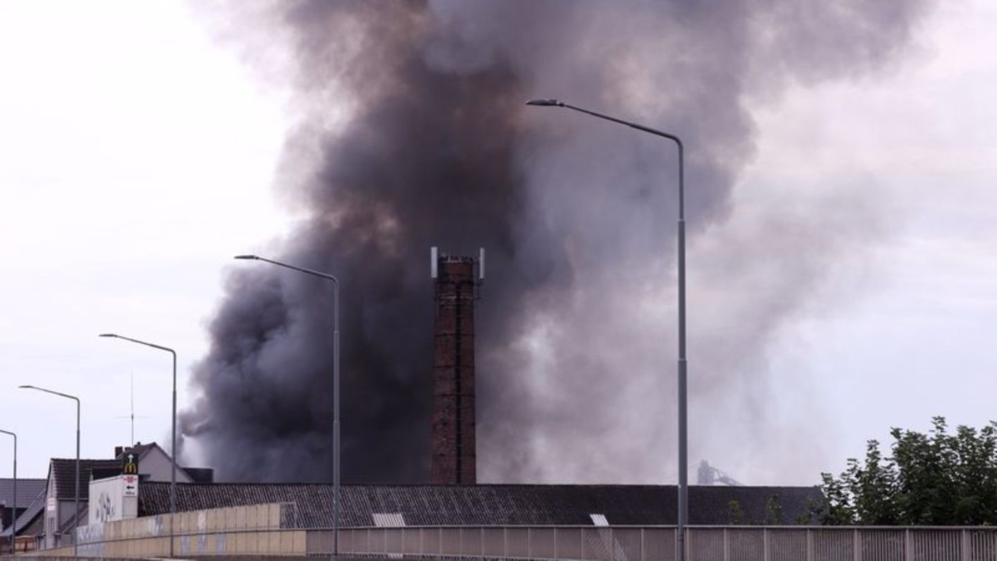 Brände: Großbrand in Ratingen - Rauchsäule kilometerweit sichtbar