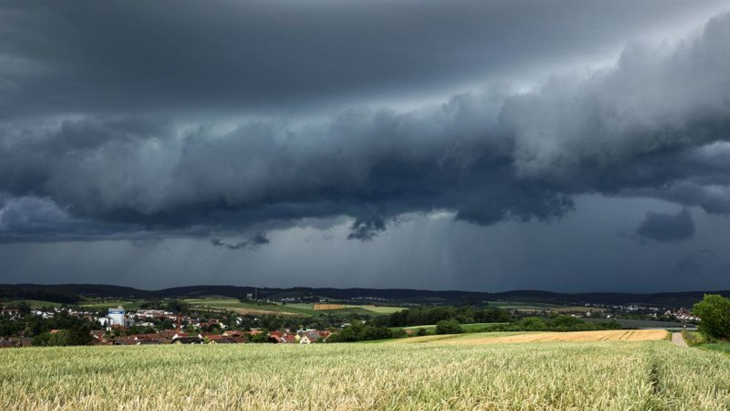 Wetter in Baden-Württemberg: Gewitter entlädt sich mit Starkregen und Hagel