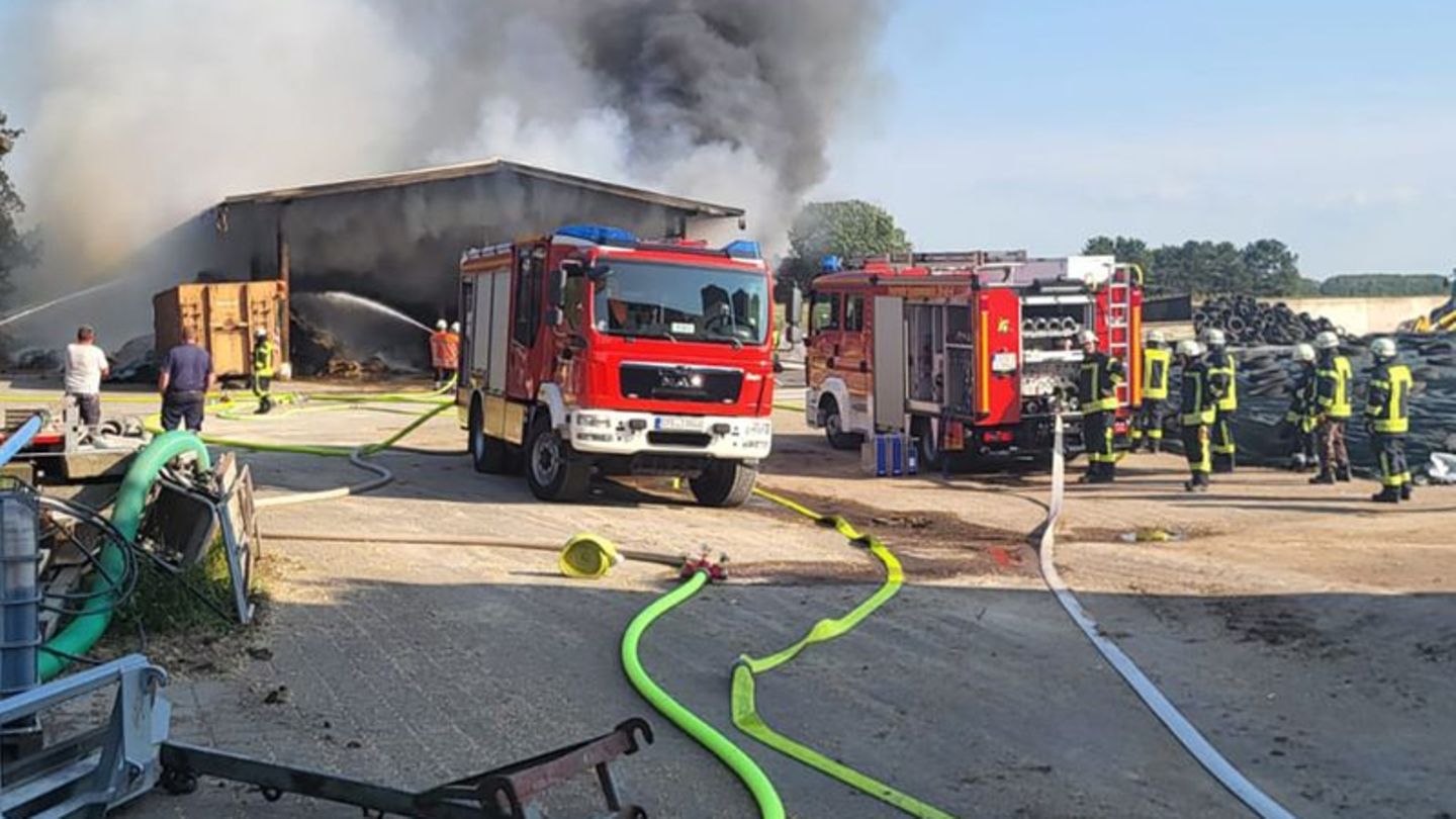 Brände: Brennendes Strohlager in Wischhafen - 200.000 Euro Schaden