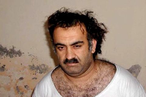 Archivaufnahme von Chalid Scheich Mohammed vor einer abgeranzten Wand