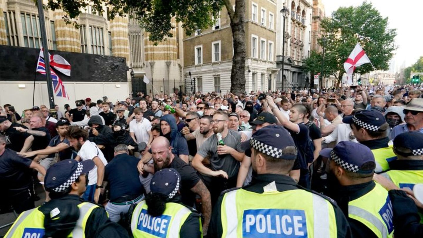 Bluttat in England: 100 Festnahmen bei Tumult in London nach Messerattacke